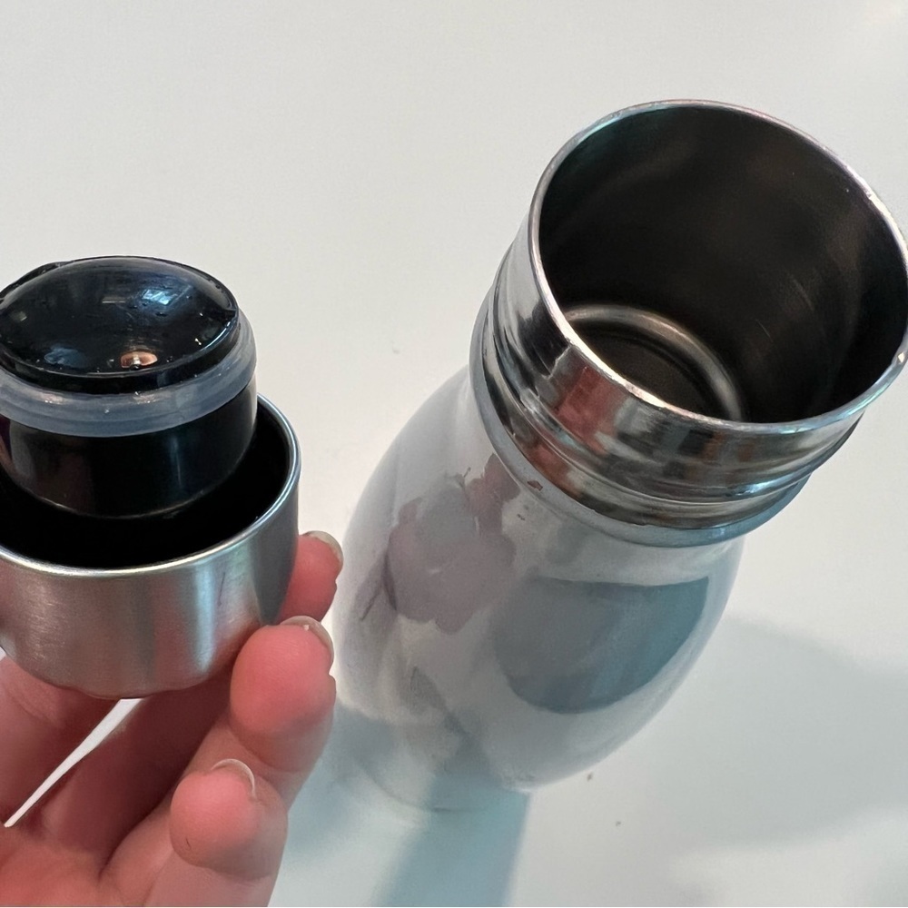 𝅺PRETTY pair of S’well water bottles - Picture 10 of 11